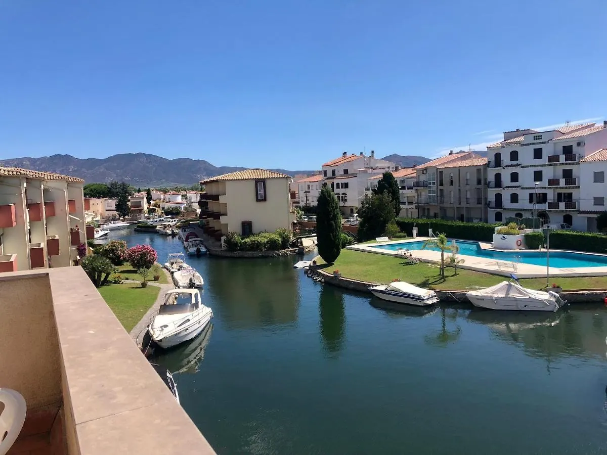 Port Sotavent: Canal-View Apartment with Pool in Marina Empuriabrava
