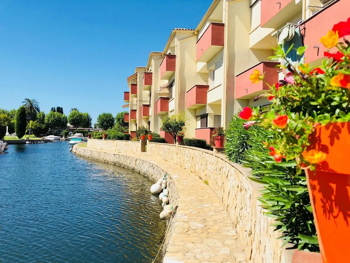 Port Sotavent: Canal-View Apartment with Pool in Marina Empuriabrava