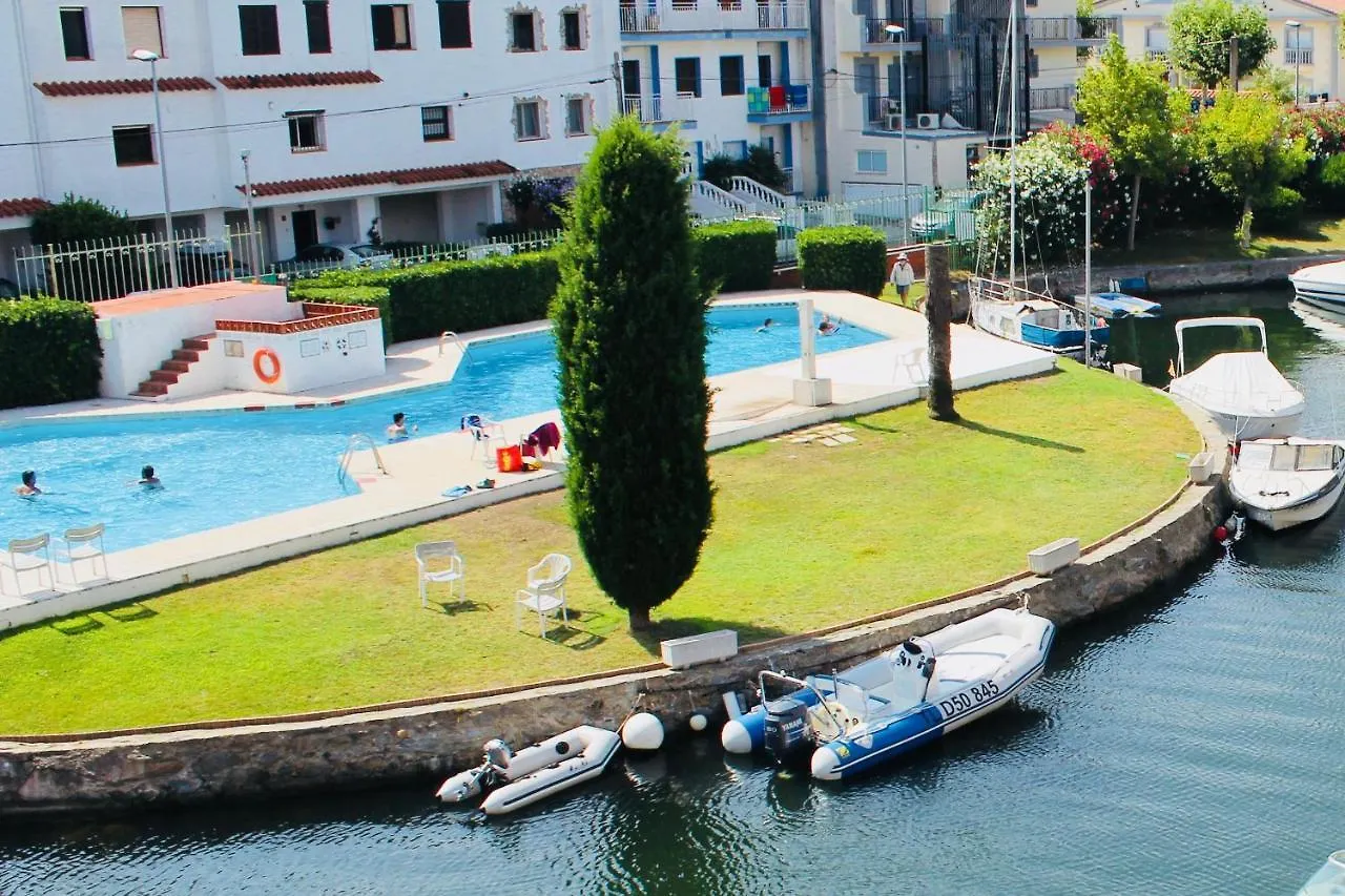 Port Sotavent: Canal-View Apartment with Pool in Marina Empuriabrava